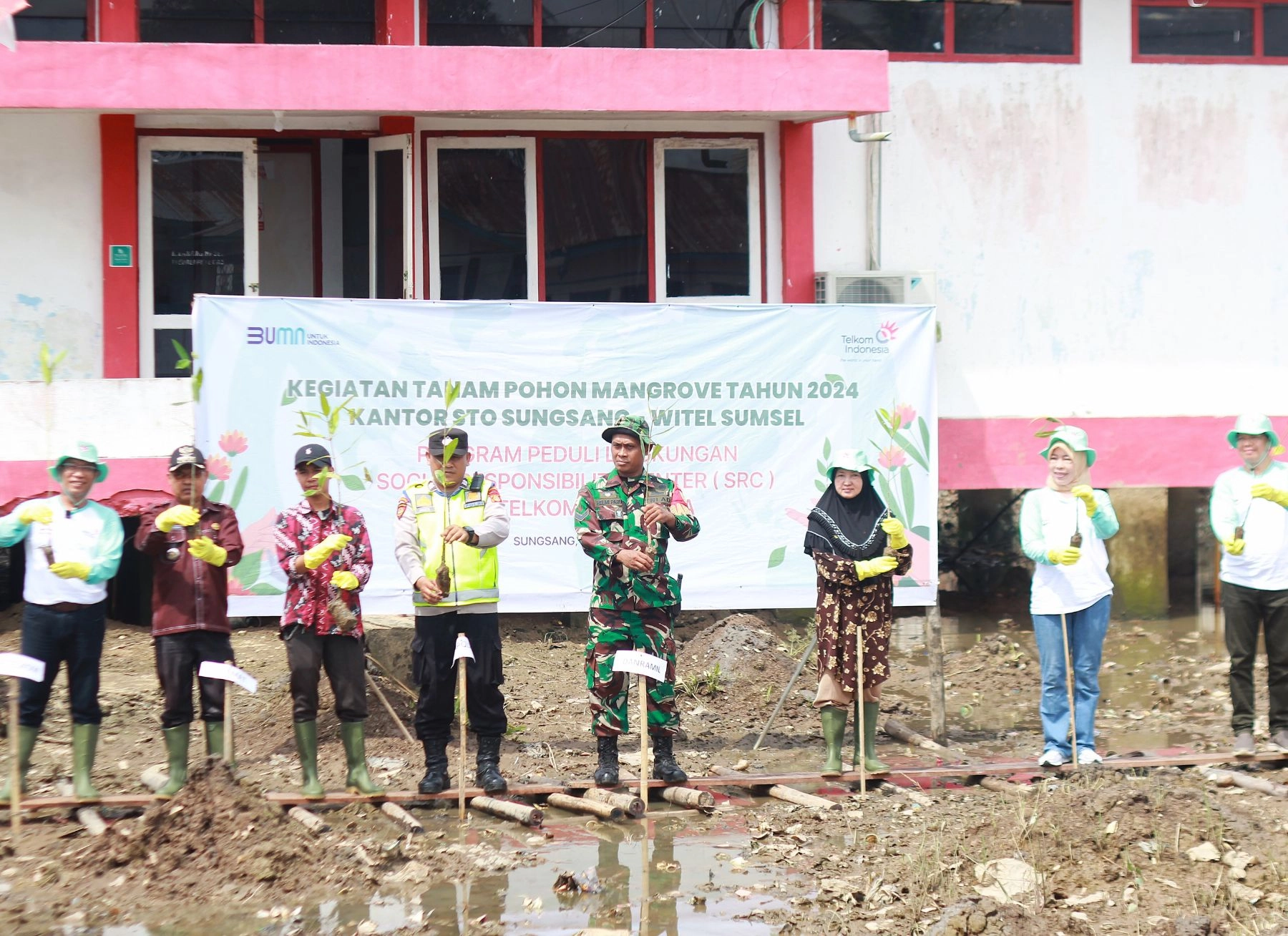 Jaga Keseimbangan Ekosistem Darat dan Pesisir, Telkom Tanam 200 Mangrove di Wilayah Kantor STO Sungsang